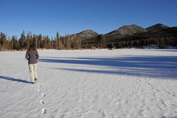 Caminhando sobre um lago congelado no Rocky Mountains National Park, perto de Boulder, no Colorado, nos Estados Unidos